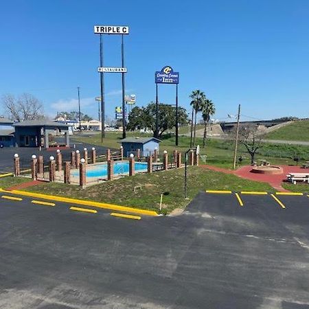 The Country Corner Inn Devine المظهر الخارجي الصورة