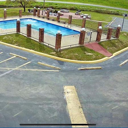 The Country Corner Inn Devine المظهر الخارجي الصورة