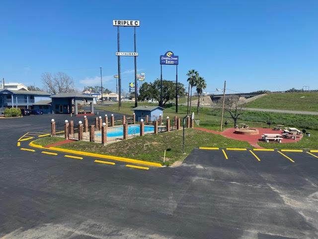 The Country Corner Inn Devine المظهر الخارجي الصورة