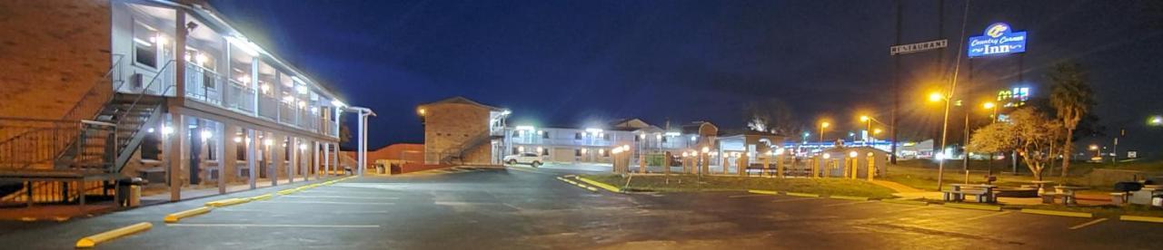 The Country Corner Inn Devine المظهر الخارجي الصورة