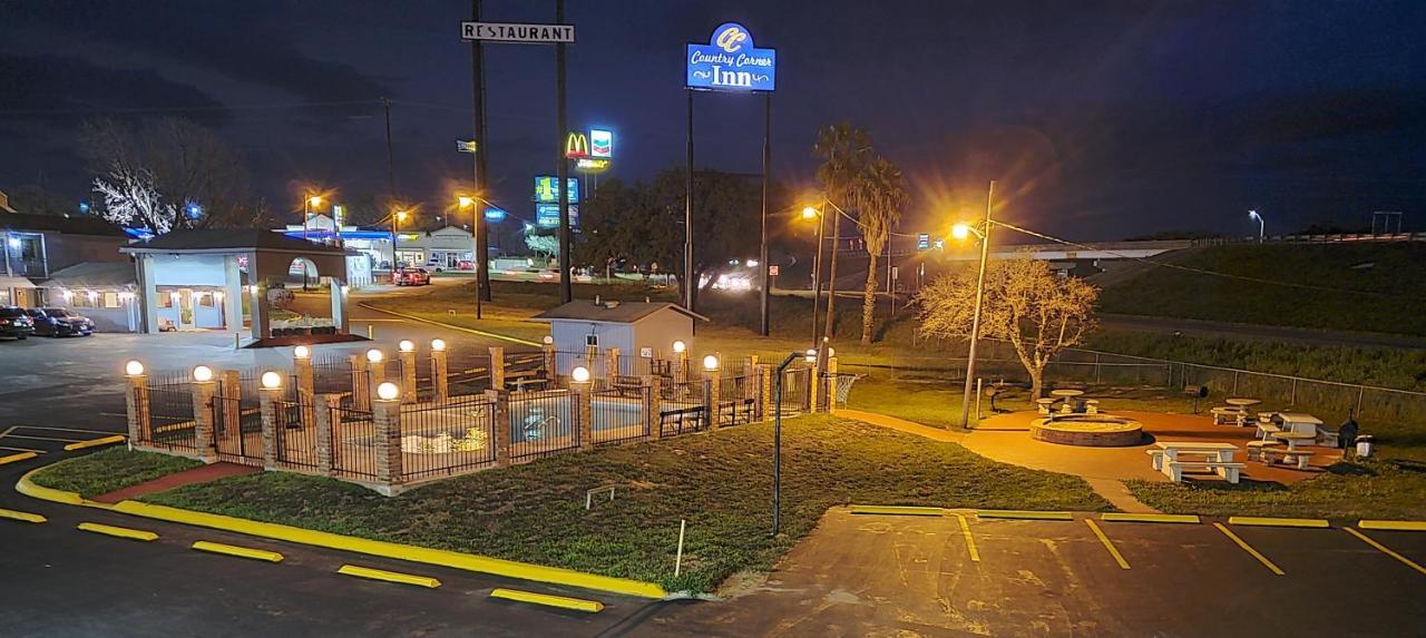 The Country Corner Inn Devine المظهر الخارجي الصورة