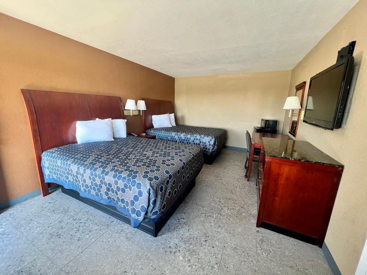The Country Corner Inn Devine المظهر الخارجي الصورة
