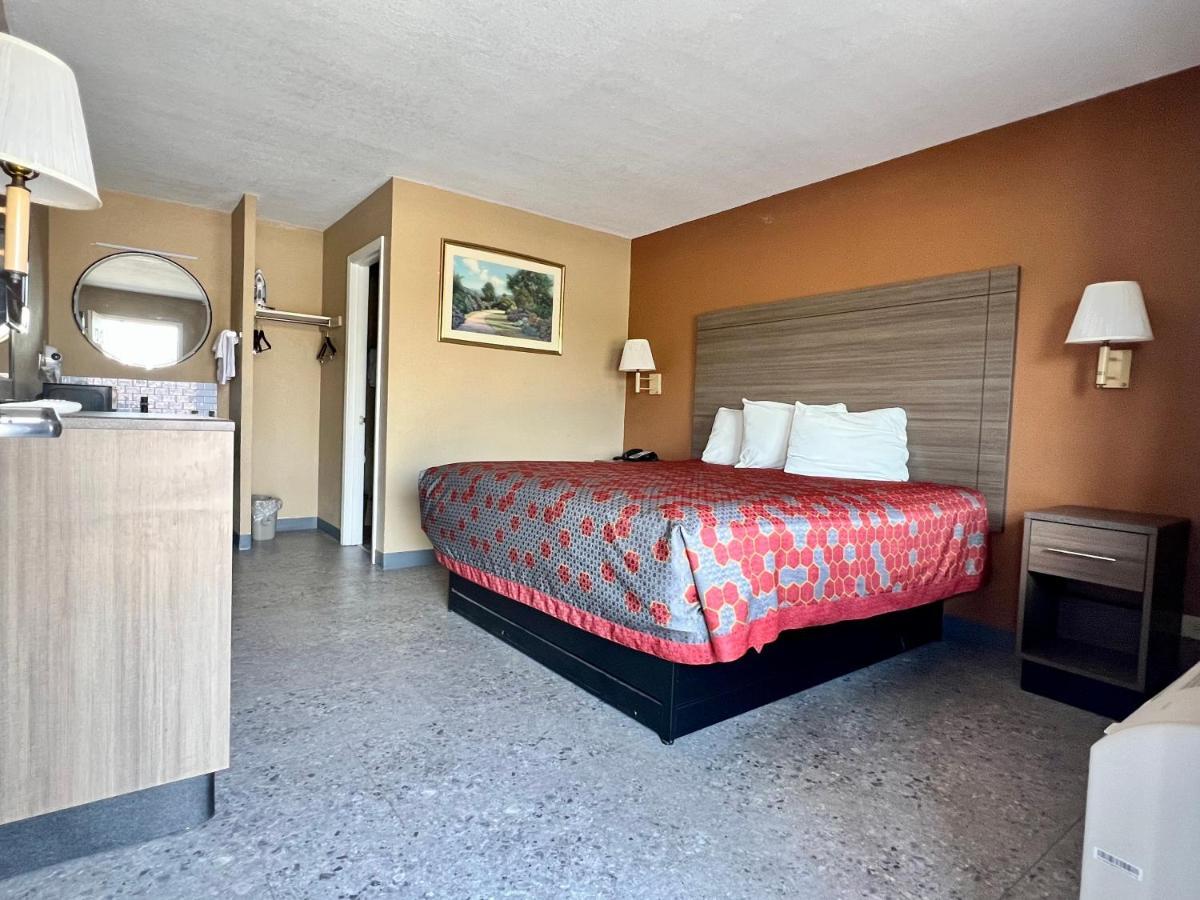The Country Corner Inn Devine المظهر الخارجي الصورة