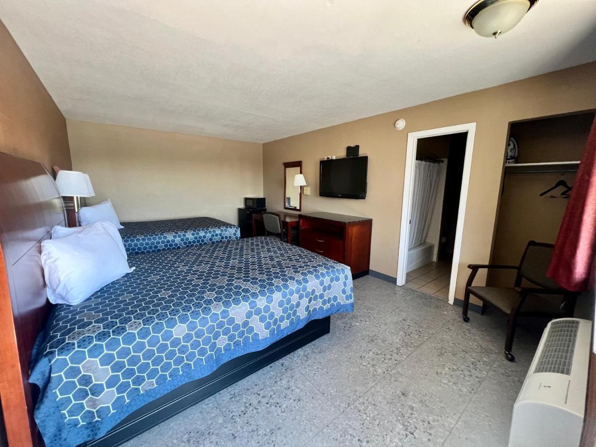 The Country Corner Inn Devine المظهر الخارجي الصورة