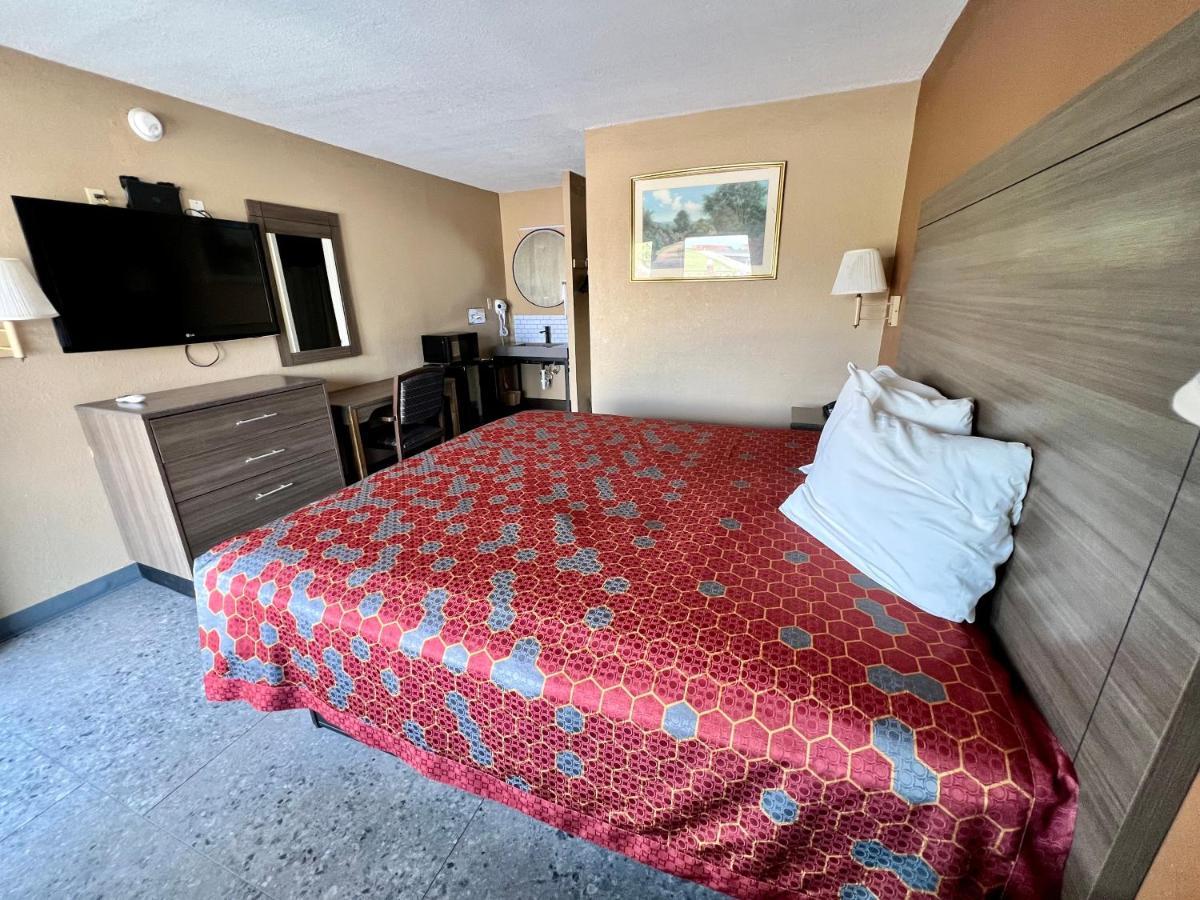 The Country Corner Inn Devine المظهر الخارجي الصورة