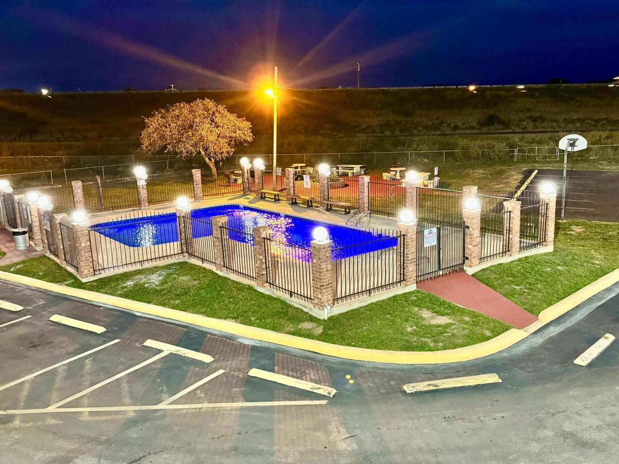 The Country Corner Inn Devine المظهر الخارجي الصورة